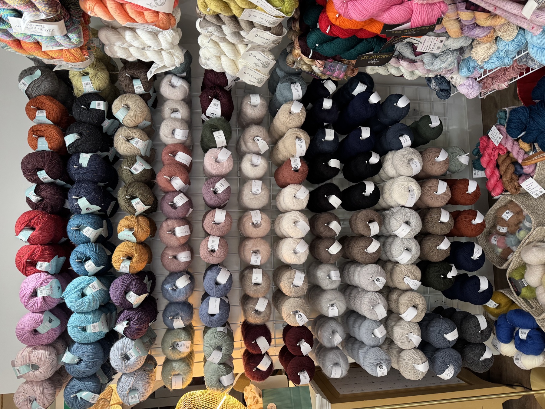 Mur de laines colorées chez Mamou