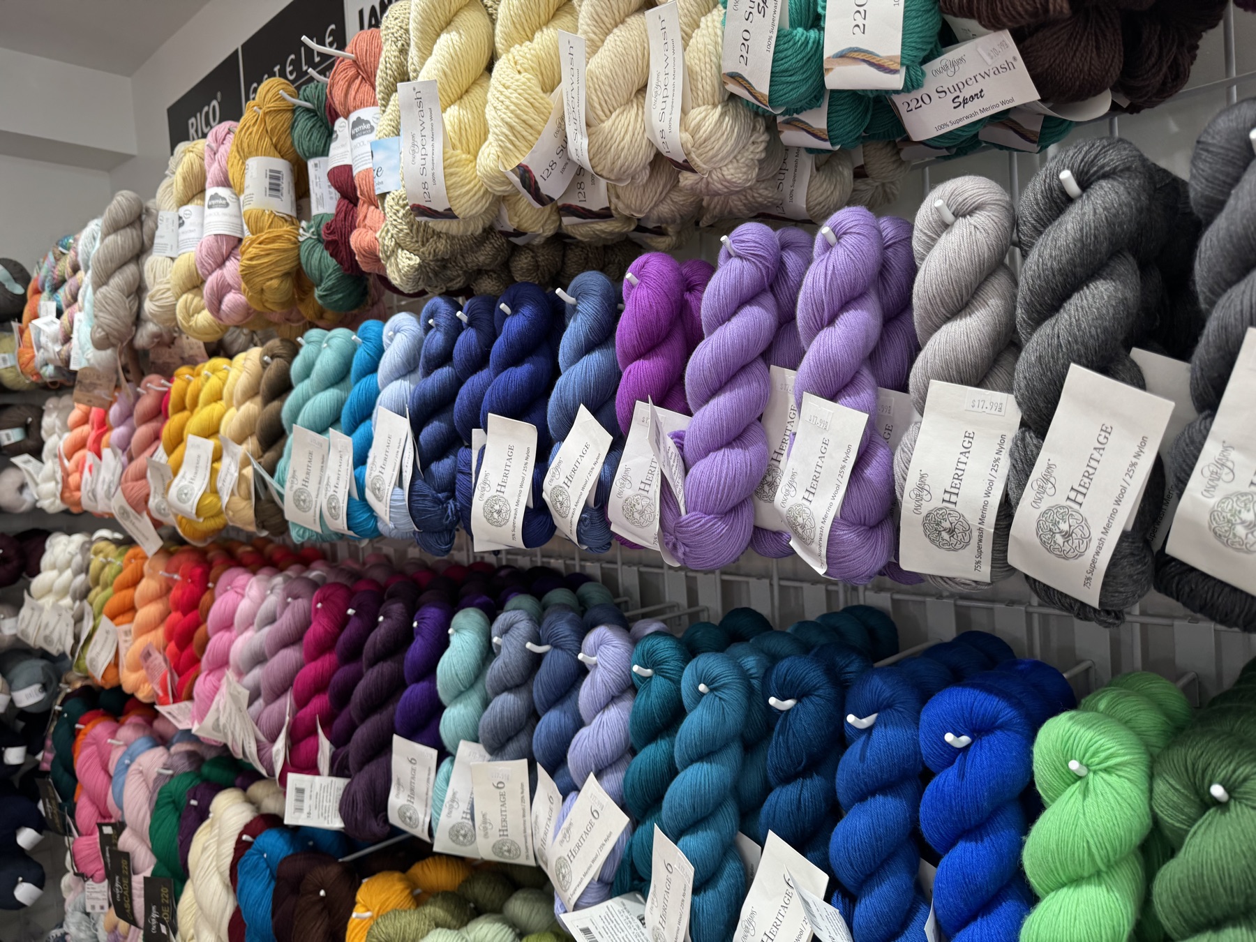 Écheveaux de laine de toutes les couleurs